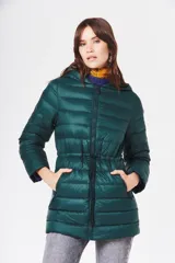 Campera puffer larga color verde esmeralda con capucha.