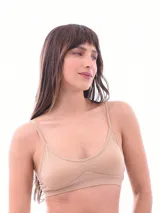 Top negro deportivo con breteles finos y espalda deportiva.