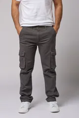 Pantalón cargo color marrón claro de gabardina, corte recto y tiro medio, con bolsillos laterales con solapa y bolsillos traseros.