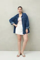 Musculosa negra de tejido acanalado con escote en V y calce al cuerpo.