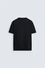 Camiseta verde oliva de punto, corte recto, con cuello redondo y mangas cortas.