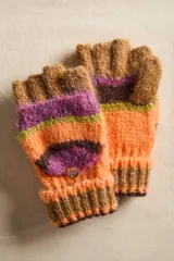 Guantes tipo mitón de tejido de punto grueso y peludo, con diseño de rayas horizontales en colores rosa claro, amarillo, azul claro, rojo y blanco crema. Presentan un detalle de lentejuela dorada en la parte del dorso de la mano.