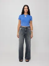 Pantalón de jean gris oscuro con efecto lavado, corte amplio y tiro alto.