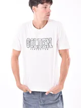 Remera negra de corte slim con estampado frontal de la palabra 'OVERLORD' en mayúsculas dentro de tres rectángulos blancos.