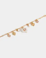 Collar corto dorado con cadena de eslabones y dijes colgantes de corazones dorados, corazones rosados y perlas.