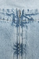 Top strapless de denim celeste con escote recto y cierre trasero con cremallera.