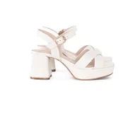 Sandalia de cuero color offwhite con taco de 7 cm y plataforma de 2.5 cm, diseño elegante con tira ajustable.