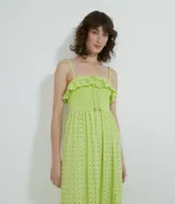 Vestido largo lila con tirantes finos, escote cuadrado, volantes en el busto y falda con textura de agujeros.