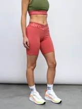 Calza corta de lycra negra con cintura alta y logo de la marca estampado en gris.