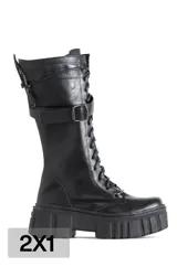 Borcegos negros de ecocuero con cordones de cuerina, caña media y suela track.