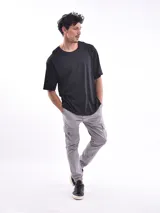 Pantalón jogger cargo color verde militar con cintura elástica ajustable con cordón, bolsillos laterales y bolsillos cargo con solapa en los muslos.