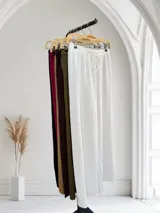 Pantalón palazzo de tejido arrugado, con cintura alta y cordón ajustable.