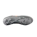 Championes de fútbol New Balance 442 V2 Team FG color gris con logo naranja.