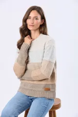 Buzo tejido de manga larga con cuello redondo y diseño de rayas horizontales en tonos pastel: gris claro, rosa pálido, lila y beige.