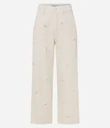 Pantalón de mujer color blanco roto, de corte recto y tiro alto, con un largo cropped y ligero ensanchamiento en el bajo. Presenta detalles bordados florales sutiles en la tela y bolsillos.