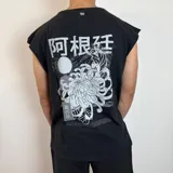 Musculosa negra con estampado de flor de crisantemo y texto en japonés en la espalda, corte holgado y sin mangas.