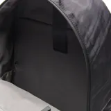 Mochila negra de tela con doble cierre superior, asa de mano y tirantes acolchados ajustables. Tiene un bolsillo frontal con solapa y un compartimento interno para notebook pequeña.