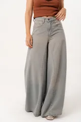 Jean súper campana de tiro alto, color celeste vintage, con pierna extra ancha y caída fluida. Cuenta con bolsillos delanteros y traseros, y cierre frontal con cremallera y botón metálico.