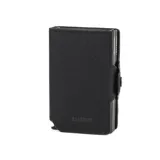 Billetera doble de tela X-Pac negra con doble caja de aluminio incorporado con sistema de deslizamiento para tarjetas. Tiene espacio para 10 tarjetas, 2 tarjetas adicionales en los bolsillos laterales de cuero, espacio para libreta de conducir y de propiedad, y sección interna para llevar hasta 5 billetes.