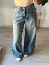Pantalón de jean celeste, corte wide leg, con cintura elastizada.
