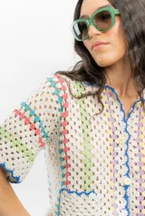 Saco tejido a crochet con diseño a rayas multicolores y detalles en azul.