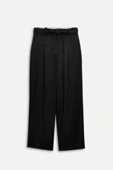 Pantalón negro de tiro alto con trabillas, bolsillos laterales y falsos bolsillos de vivo en la espalda. Incluye cinturón lazada en el mismo tejido.