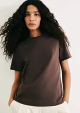 Remera color marrón claro, de corte recto, con cuello redondo y mangas cortas.