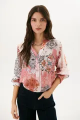 Camisa de manga larga con estampado abstracto en tonos rosa, blanco y negro.