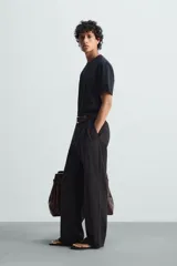 Camiseta blanca de algodón de peso medio, corte recto, cuello redondo y mangas cortas.