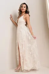Vestido largo de fiesta color champagne, con escote en V profundo, breteles finos y falda con abertura lateral. El vestido está confeccionado en tul bordado con flores y lentejuelas.