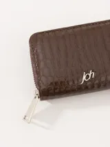 Tarjetero rosa con textura símil cocodrilo y cierre de cremallera.