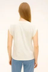 Remera negra de algodón con mangas cortas y cuello redondo. Estampado frontal con un corazón delineado en rosa y texto en letras manuscritas.