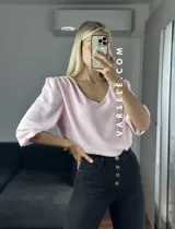 Blusa negra de crepé de lino con escote en V, mangas 3/4 con hombreras y detalle fruncido en los hombros. Se ata en la espalda con tiritas.