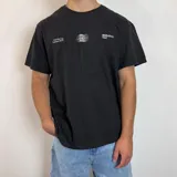 Remera blanca de corte clásico con estampado en la espalda que incluye un óvalo con diseño abstracto y la frase "BREATHEfast Feel the Vcp Concept Drift".