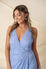 Vestido midi de fiesta color lila con lentejuelas, escote cruzado y abertura lateral.