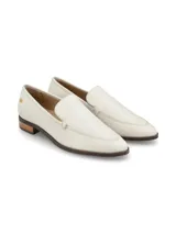 Mocasín plateado con estampado de cocodrilo, de cuero, con terminación en punta y remache metálico con logo de marca.