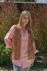 Chaleco marrón de gamuza con flecos y tachas plateadas.