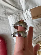 Aros tipo argolla gruesos, color plateado, de acero inoxidable.