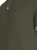 Chomba de corte regular con cuello de rayas, en color verde, confeccionada en algodón orgánico con elastano para mayor comodidad.