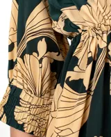 Cover up con estampado floral en tonos verdes y beige, con ajuste en la cintura y mangas largas.