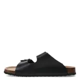 Sandalias planas color beige con dos tiras anchas con hebillas metálicas plateadas.