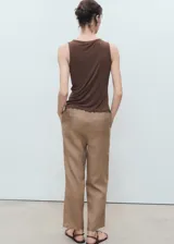 Pantalón de lino color beige, de corte recto, con cintura elástica ajustable con cordón.