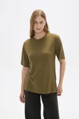 Remera negra de viscosa con textura acanalada, corte holgado y cuello redondo.