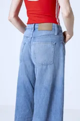 Pantalón de jean celeste de pierna ancha y tiro alto.