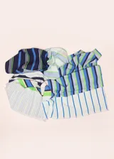 Pareo rectangular de viscosa con estampado de rayas en tonos azules, verdes y blancos.