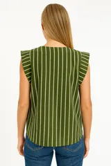 Blusa verde militar con rayas verticales blancas, escote en V y mangas cortas con volados.