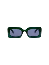 Lentes de sol negros con montura rectangular gruesa.