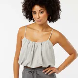 Camiseta sin mangas gris con tirantes finos y escote fruncido.