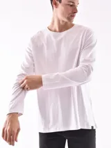 Remera blanca de manga larga con cuello redondo y corte regular.
