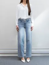 Jean wide leg de tiro medio, marca DJEANS, color celeste. Pretina con pasadores, botón y cierre. Delantera con bolsillos inclinados, trasera con bolsillos aplicados.